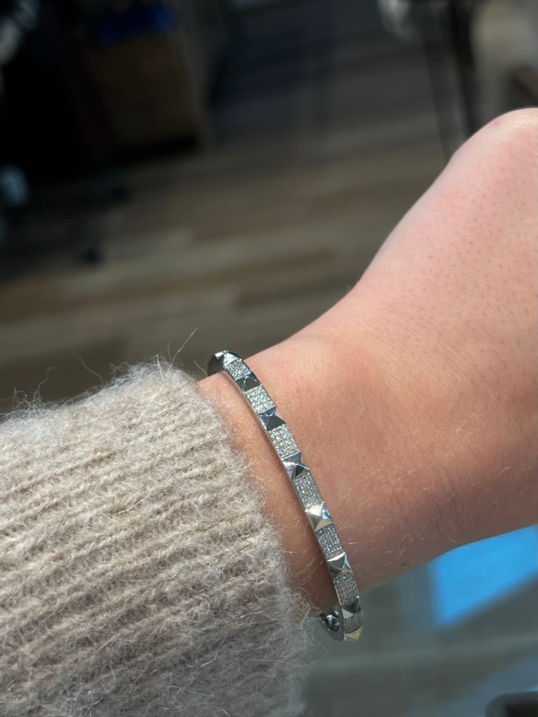 WD1898 14kt Gold Diamond Stud Bangle Cuff