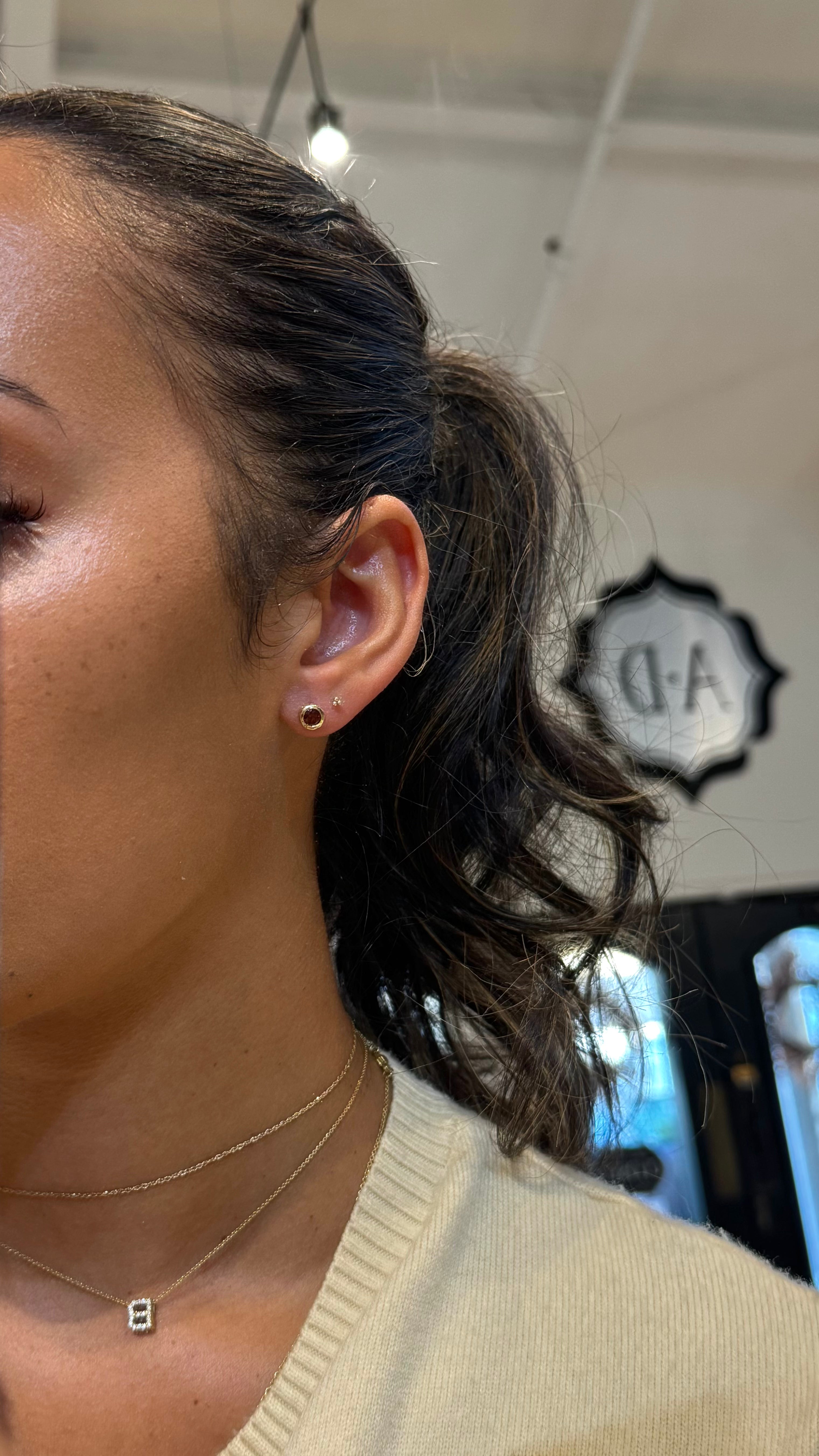 WD1761 14kt Gold Hammered Detailed Garnet Studs