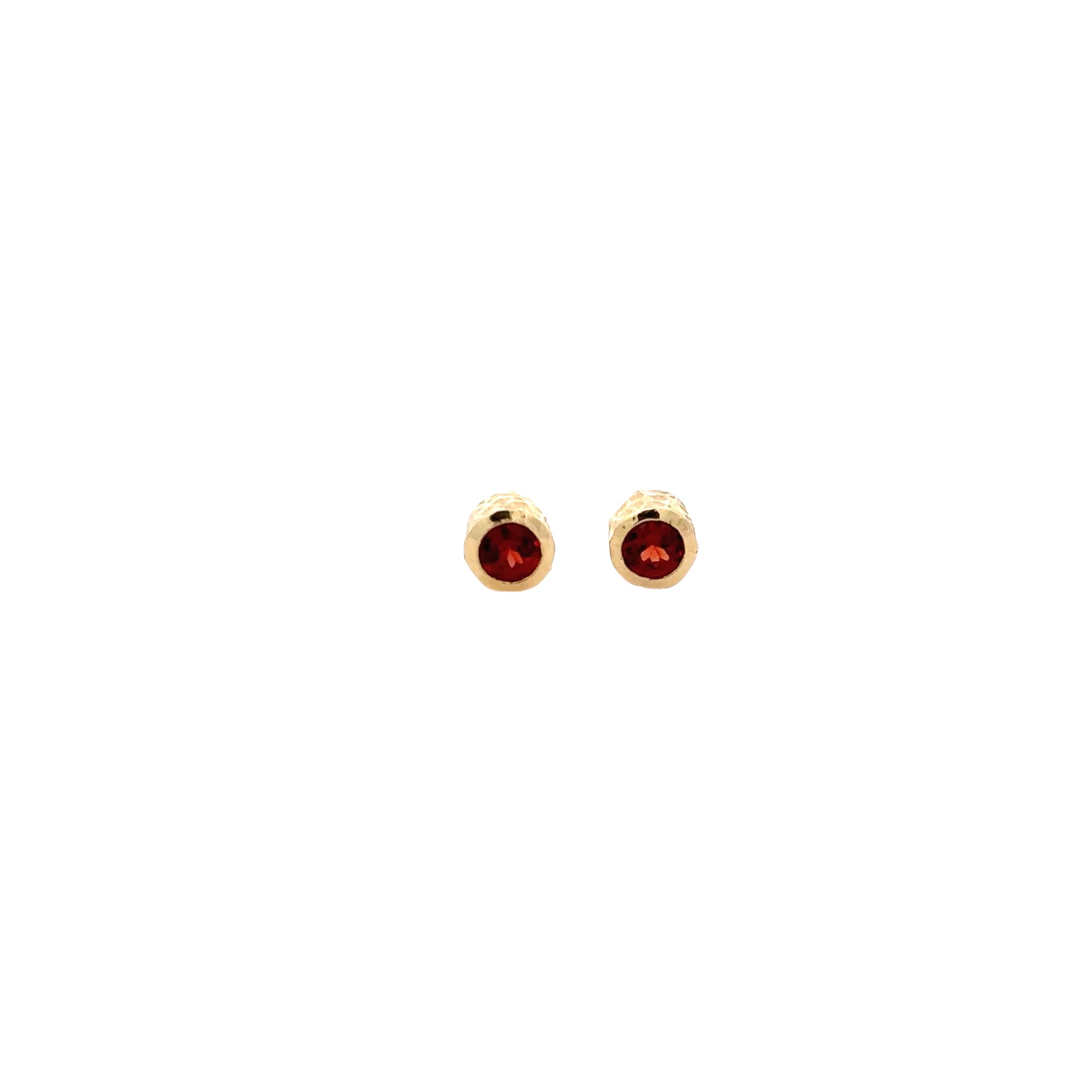 WD1761 14kt Gold Hammered Detailed Garnet Studs