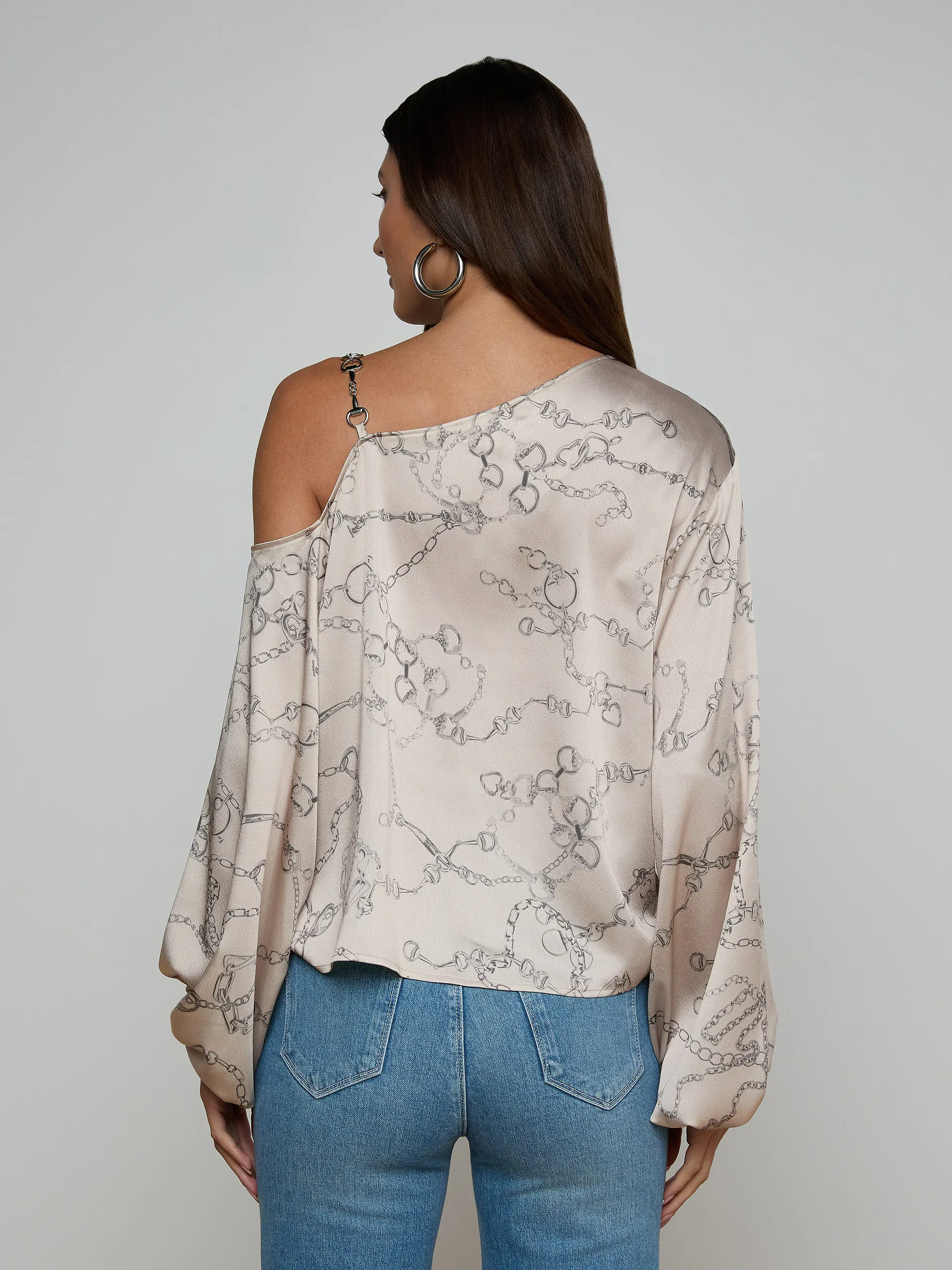 40706IGAgbuu L'AGENCE Asami Chain One-Shoulder Blouse